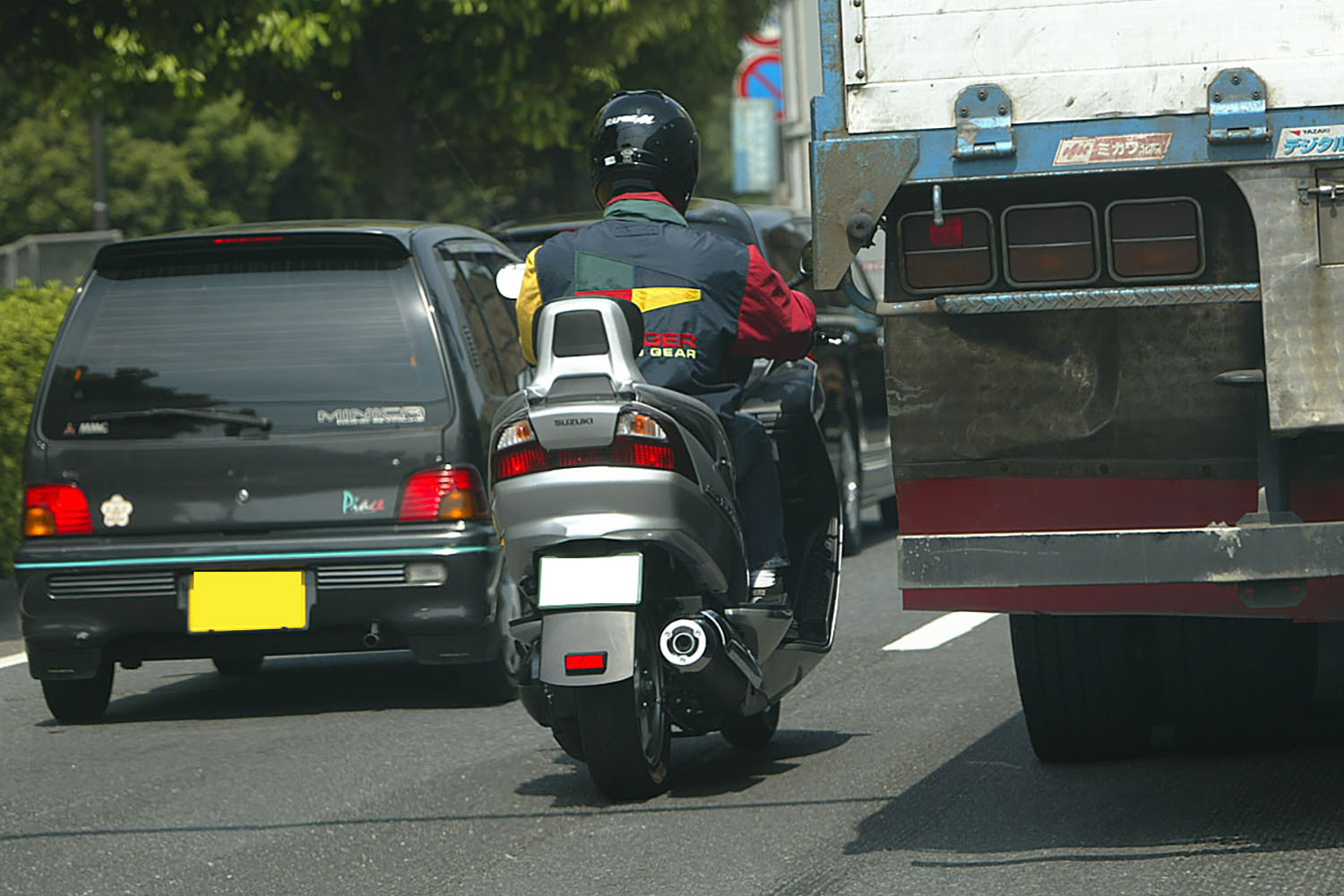 車両の間をすり抜けるバイク