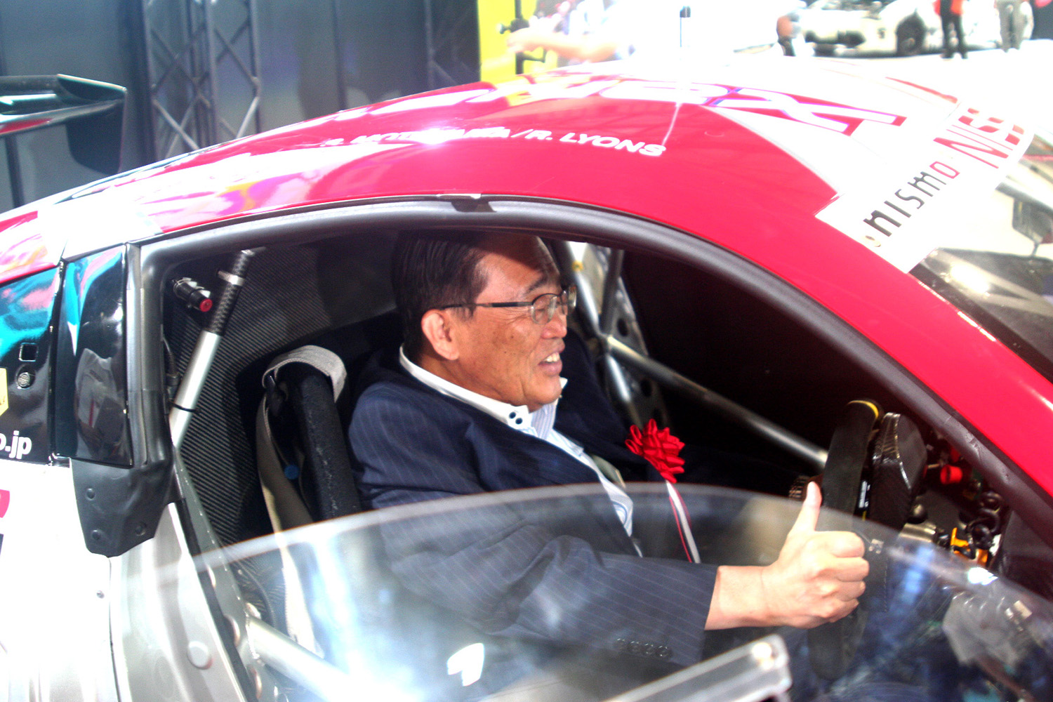 レーシングカーの運転席に座る大村愛知県知事