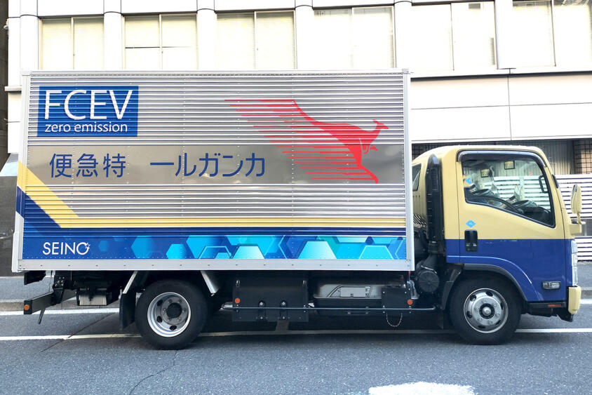 「便急特ールガンカ」「ンレチエ化酸」トラックの右側面に書かれた「逆配列の文字」！　わざわざ読みにくく書かれる「納得の理由」