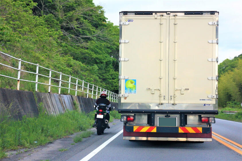 トラックドライバーにとって恐怖でしなかい「すり抜けバイク」！　なんなら道交法違反の可能性もあるんだから気を付けてくれ!!