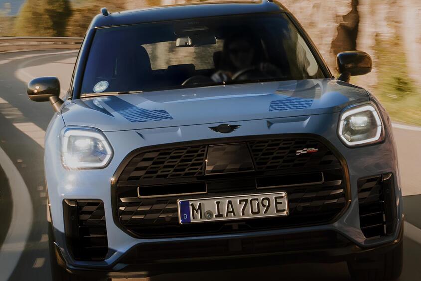 ジョンクーパーワークス譲りの走れるSUV！　MINIカントリーマンに限定200台の特別仕様車「ステートブルー」登場
