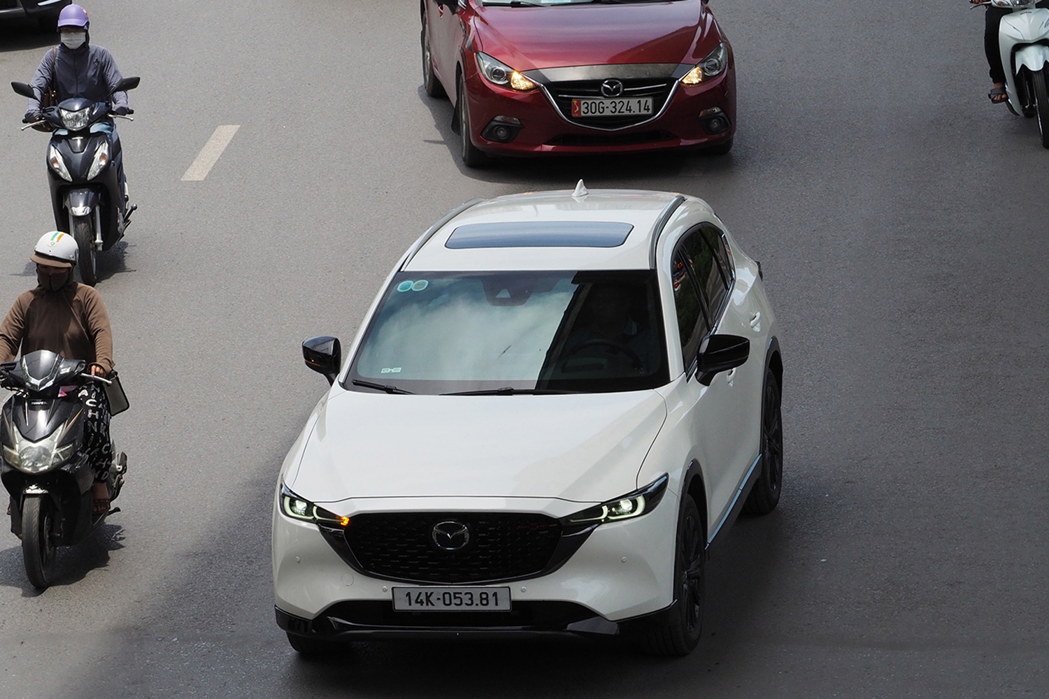 ハノイ市街地を走るマツダCX-5