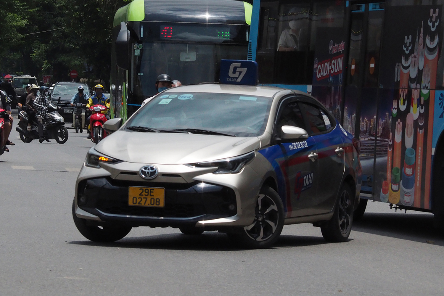 ハノイ市街地を走るトヨタ・ヴィオスのタクシー