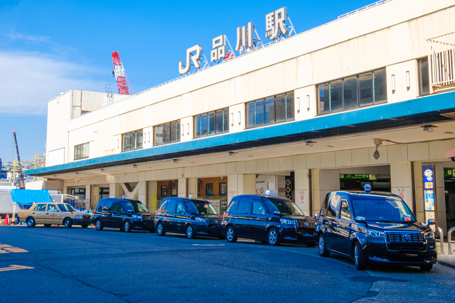 駅にてタクシーが並ぶイメージ 〜 画像11