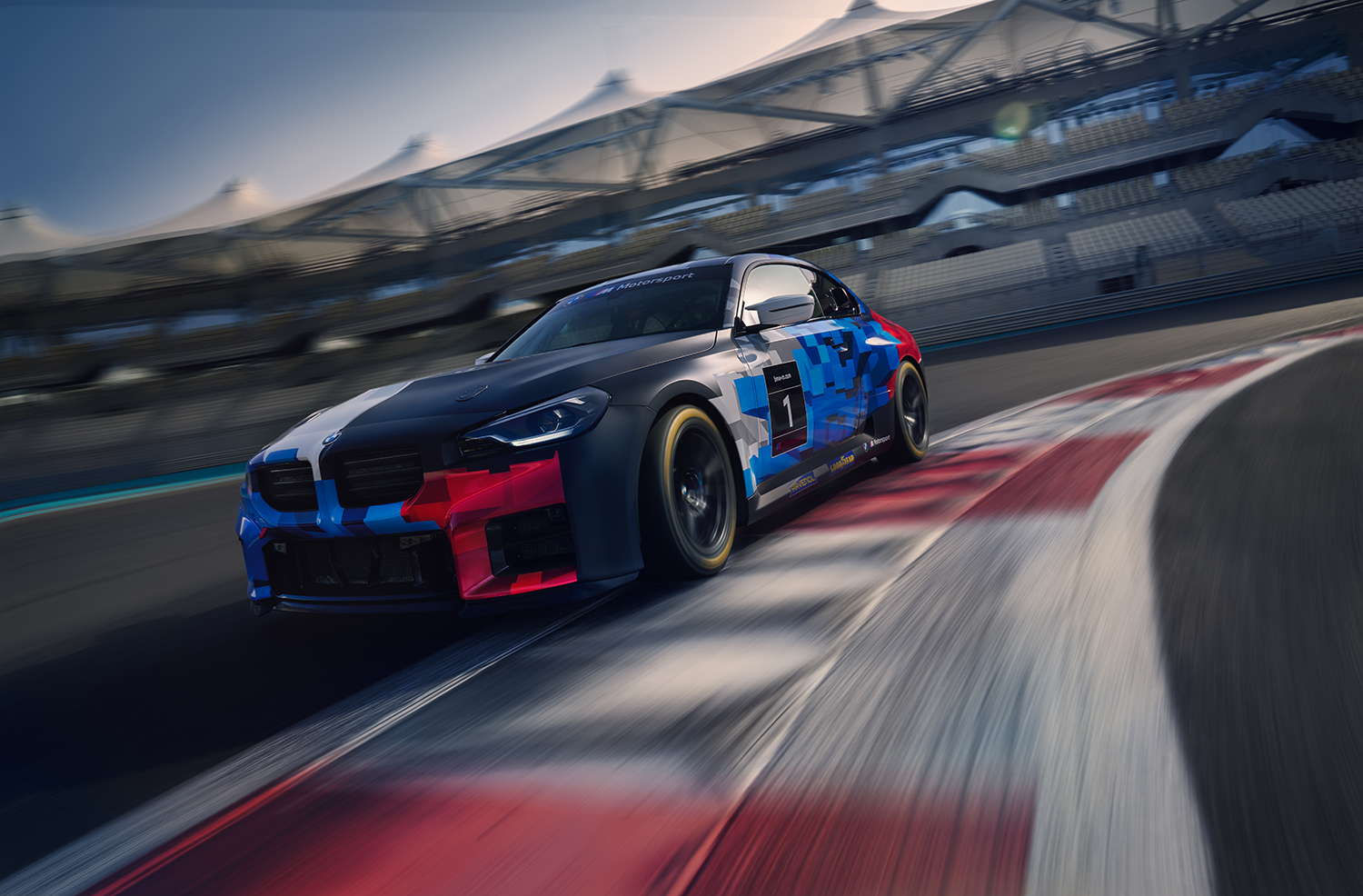 サーキットを走行するBMW M2 Racing