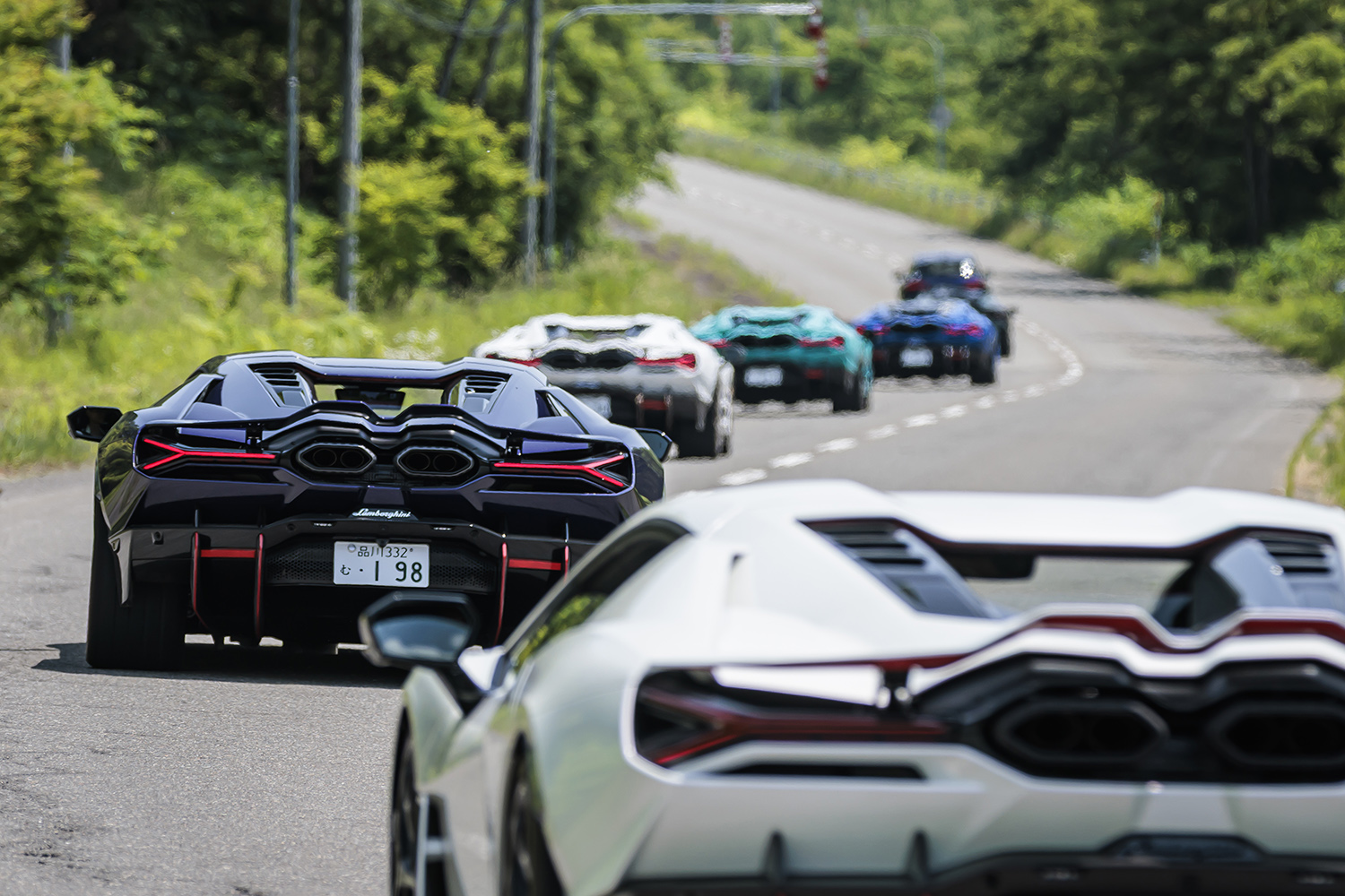 先導車に続いてランデヴーするランボルギーニ