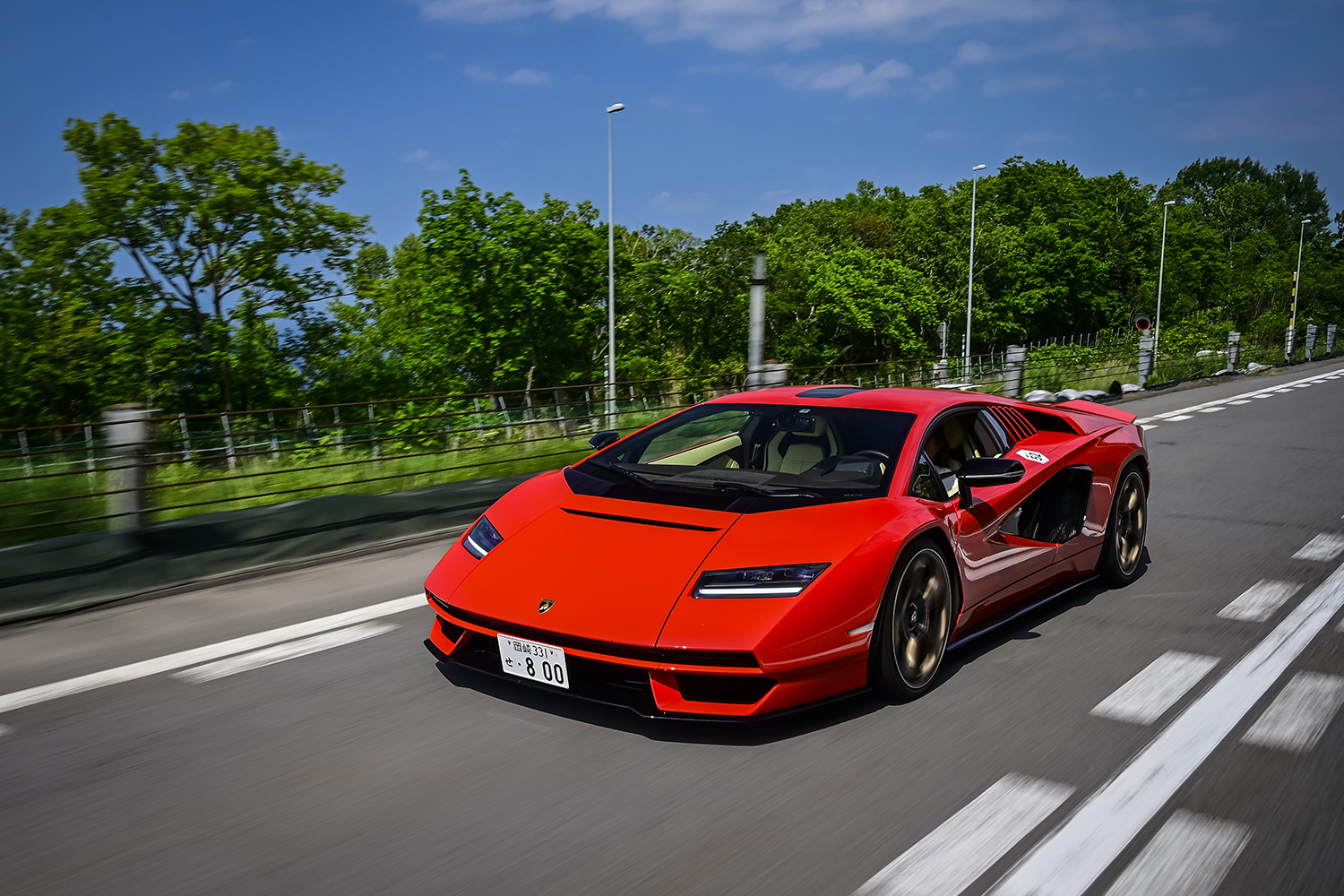 高速道路を走るランボルギーニ・カウンタックLPI800
