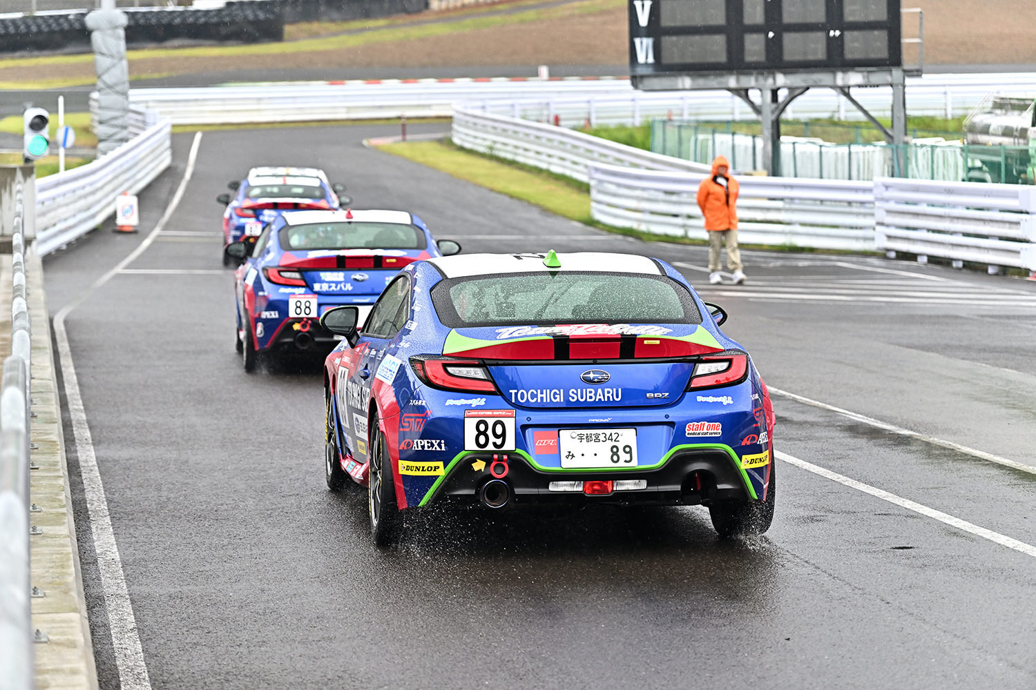 雨のなか出走するプロフェッショナルクラスのスバルBRZ 〜 画像23
