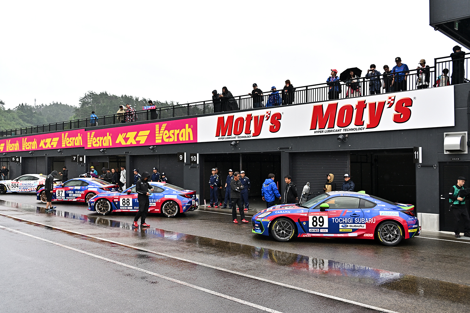 プロフェッショナルクラスに参加する3台のスバルBRZ