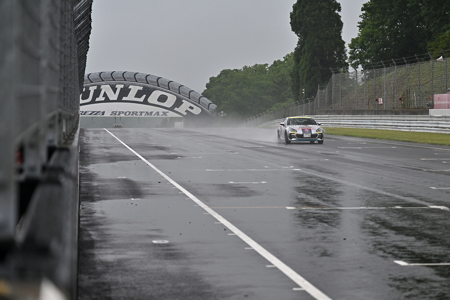 雨のなか行われた予選レース 〜 画像25