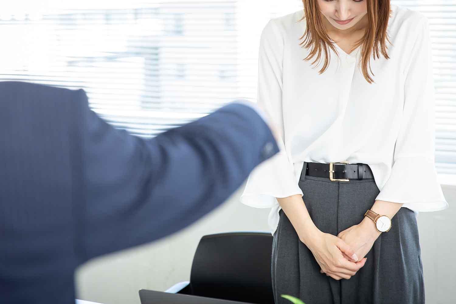 会社で怒られているイメージ