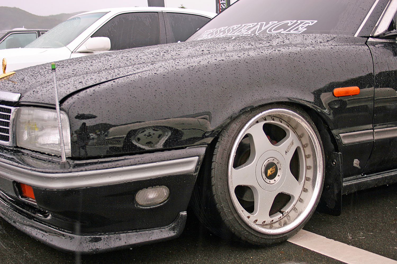 ヨーロピアン系のホイールを装着し車高を下げたVIPカー 〜 画像8