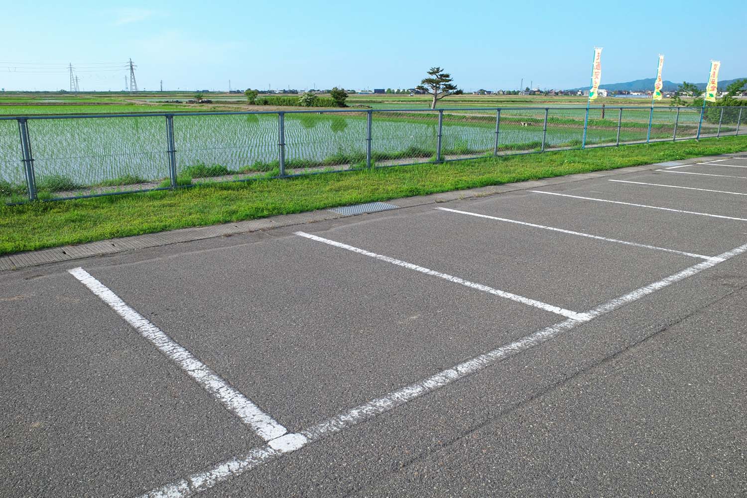 クルマが少ない駐車場