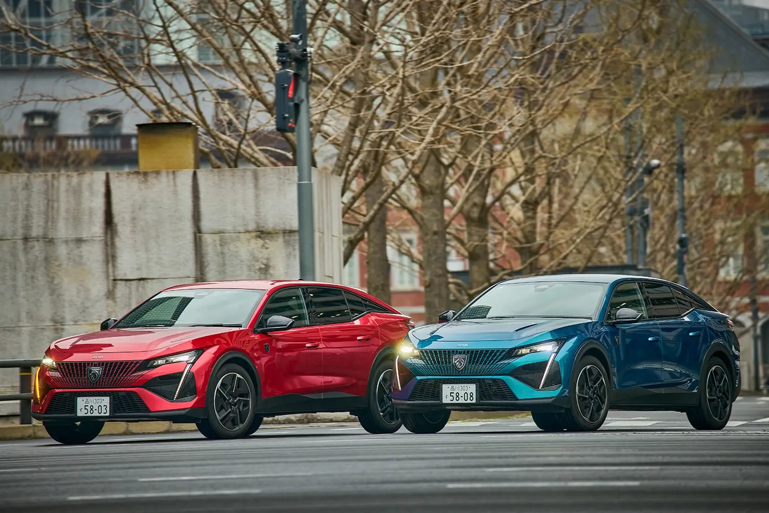 プジョー408GTハイブリッド「オブセッションブルー」「エリクサーレッド」のフロントスタイル