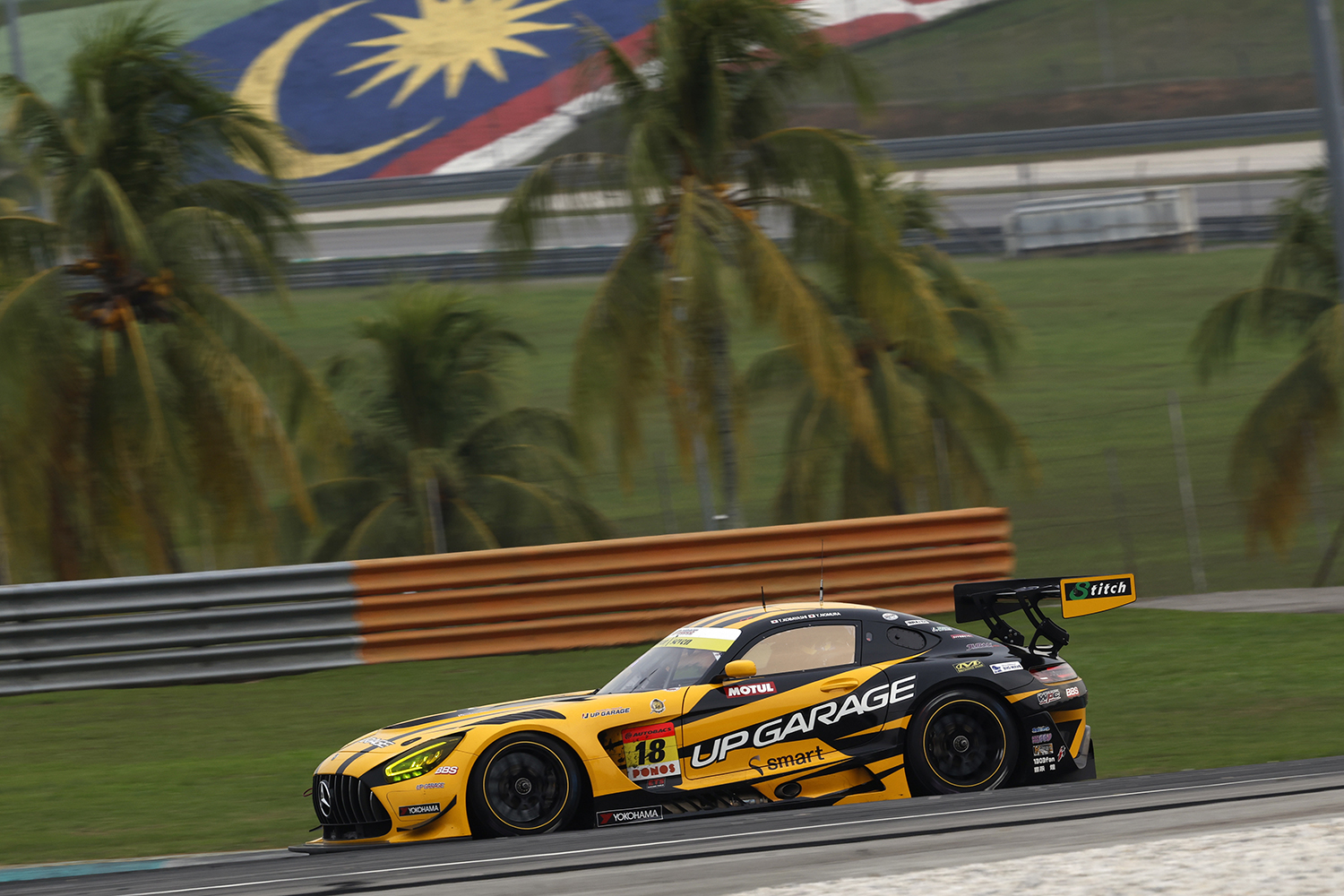 初優勝を飾った18号車UPGARAGE AMG GT3