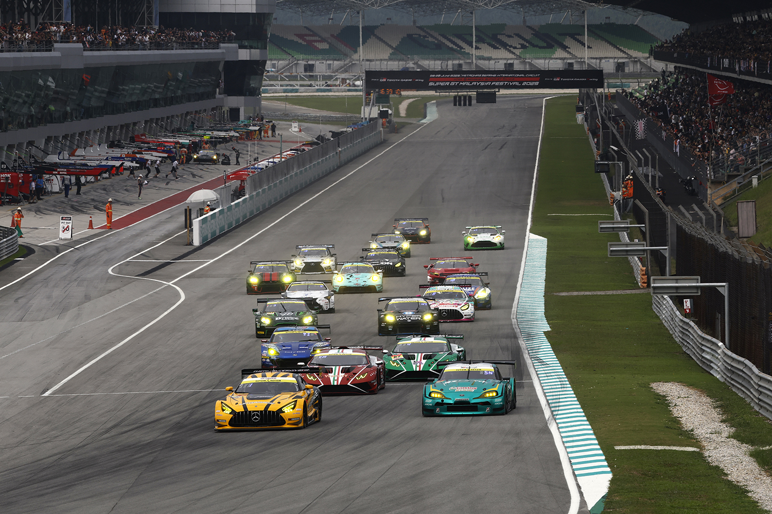 トップを争う18号車UPGARAGE AMG GT3と52号車Green Brave GR Supra GT