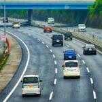 ３車線の高速で「一番右は追い越し車線」はわかるけど「左」と「真ん中」はどう使いわける？　意外と知らない道交法