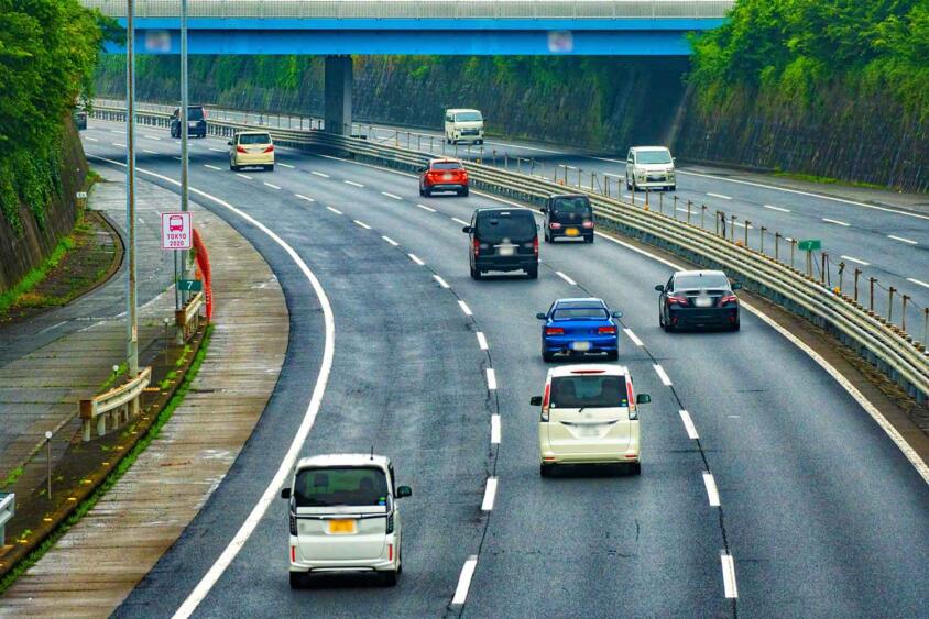 ３車線の高速で「一番右は追い越し車線」はわかるけど「左」と「真ん中」はどう使いわける？　意外と知らない道交法