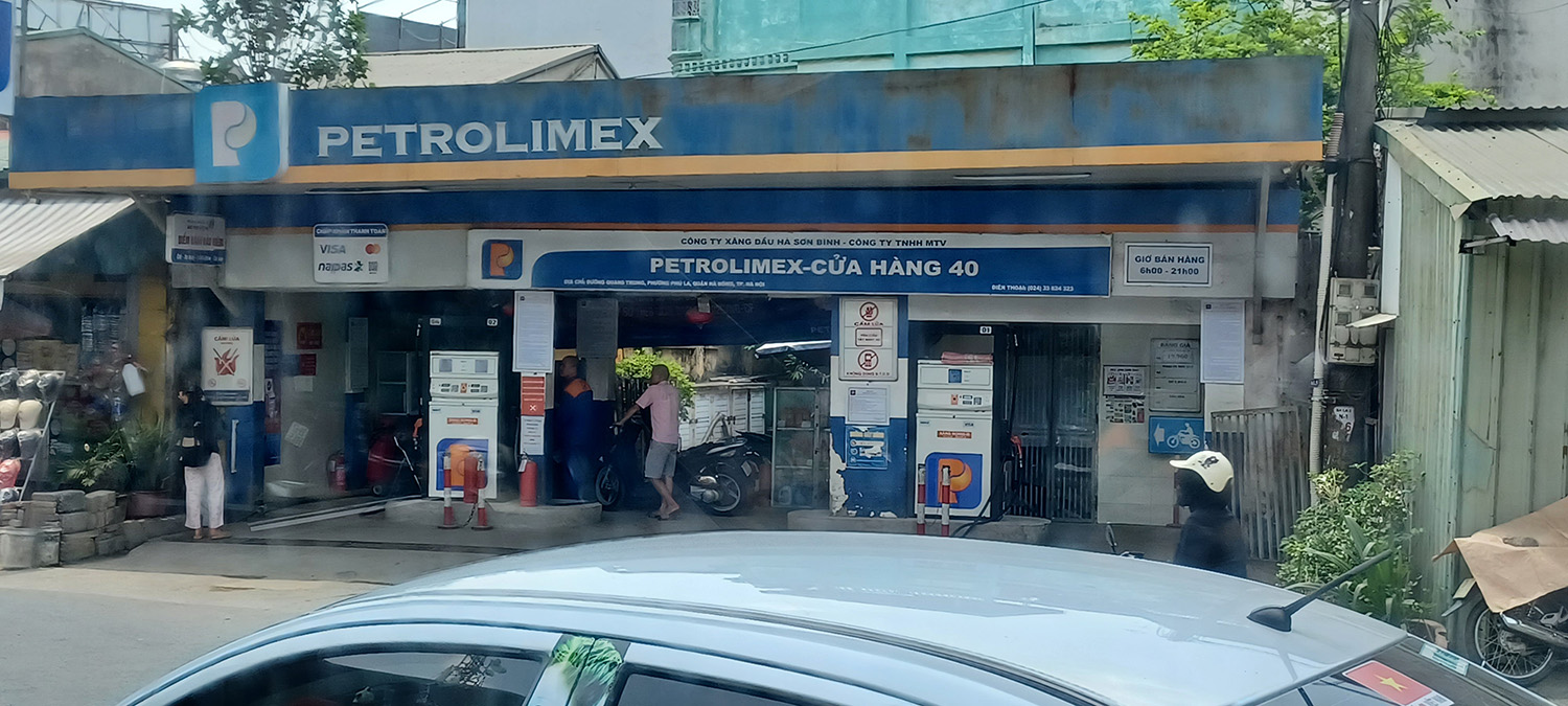 ハノイ市街地のガソリンスタンド