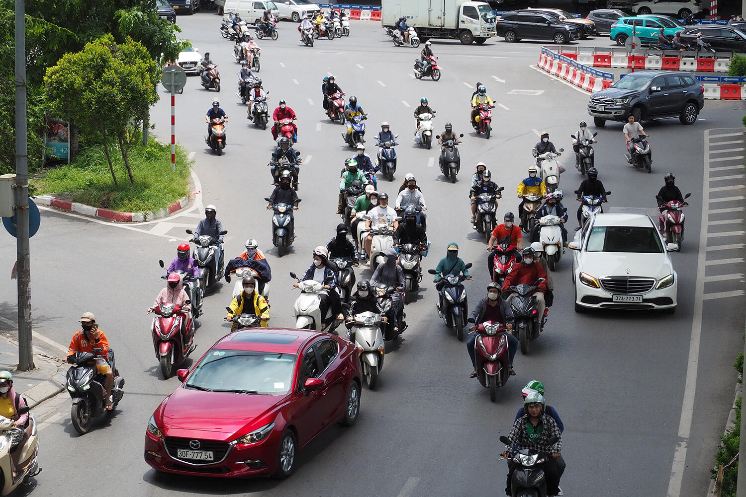 ハノイ市街地を走る大量のバイク