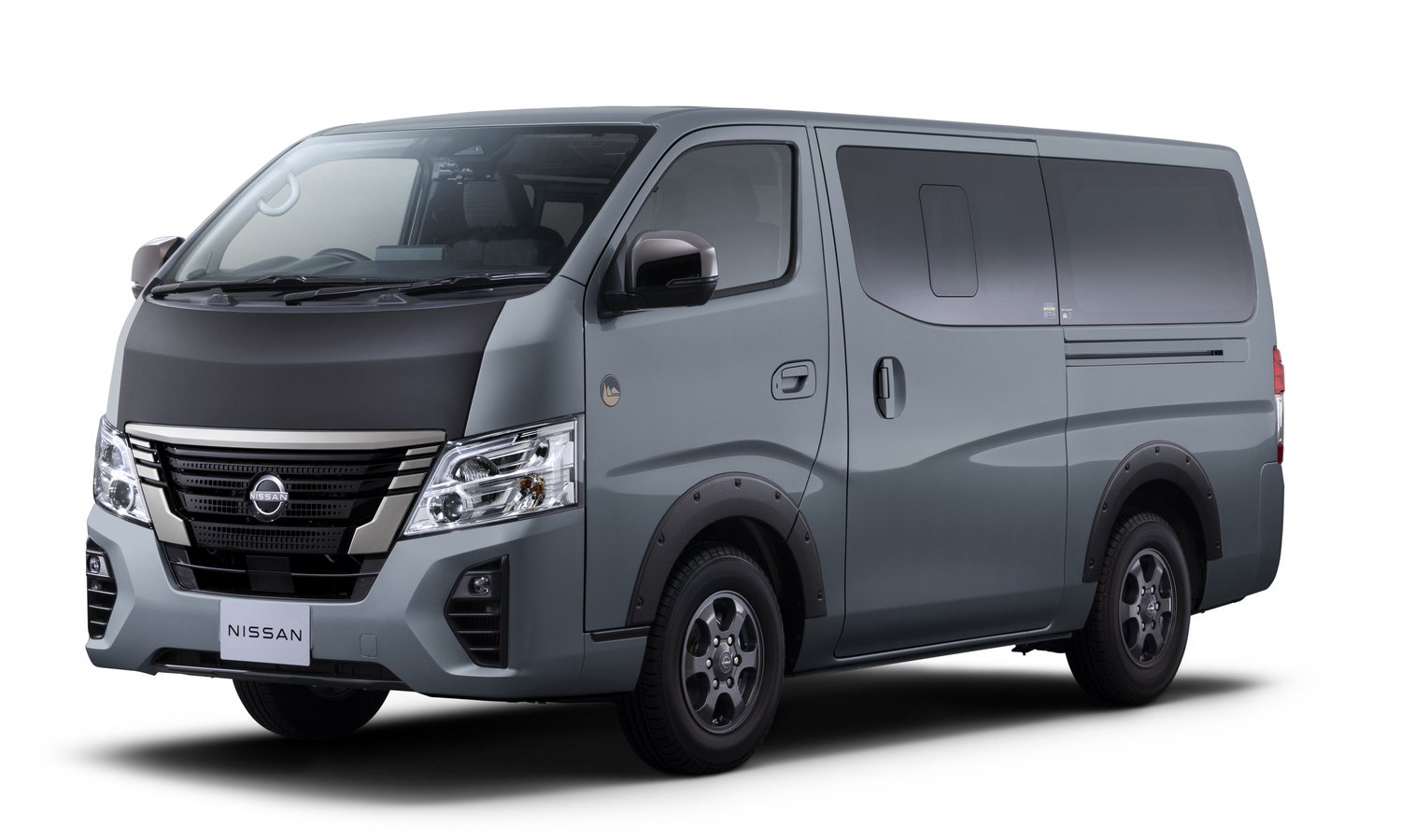 「SOTOASOBIパッケージ」を装着した日産キャラバンのフロントスタイル