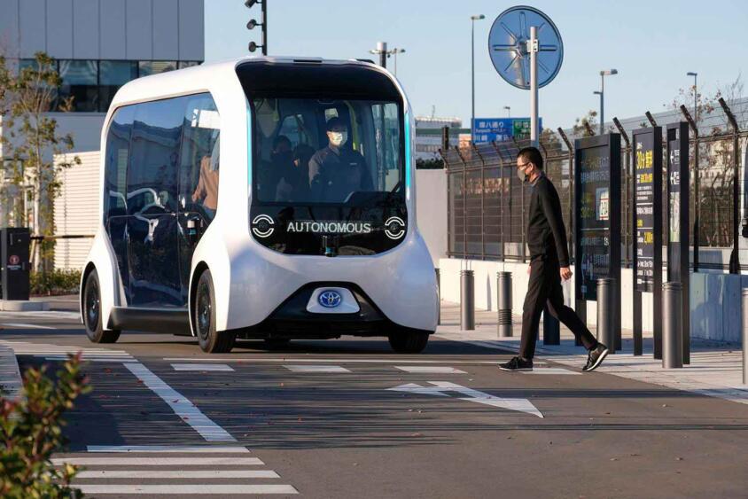 日本のバス＆タクシーは「自動で走れる」だけじゃ成り立たない！　自動運転での無人化には「運転以外のサービス」問題を解決する必要あり