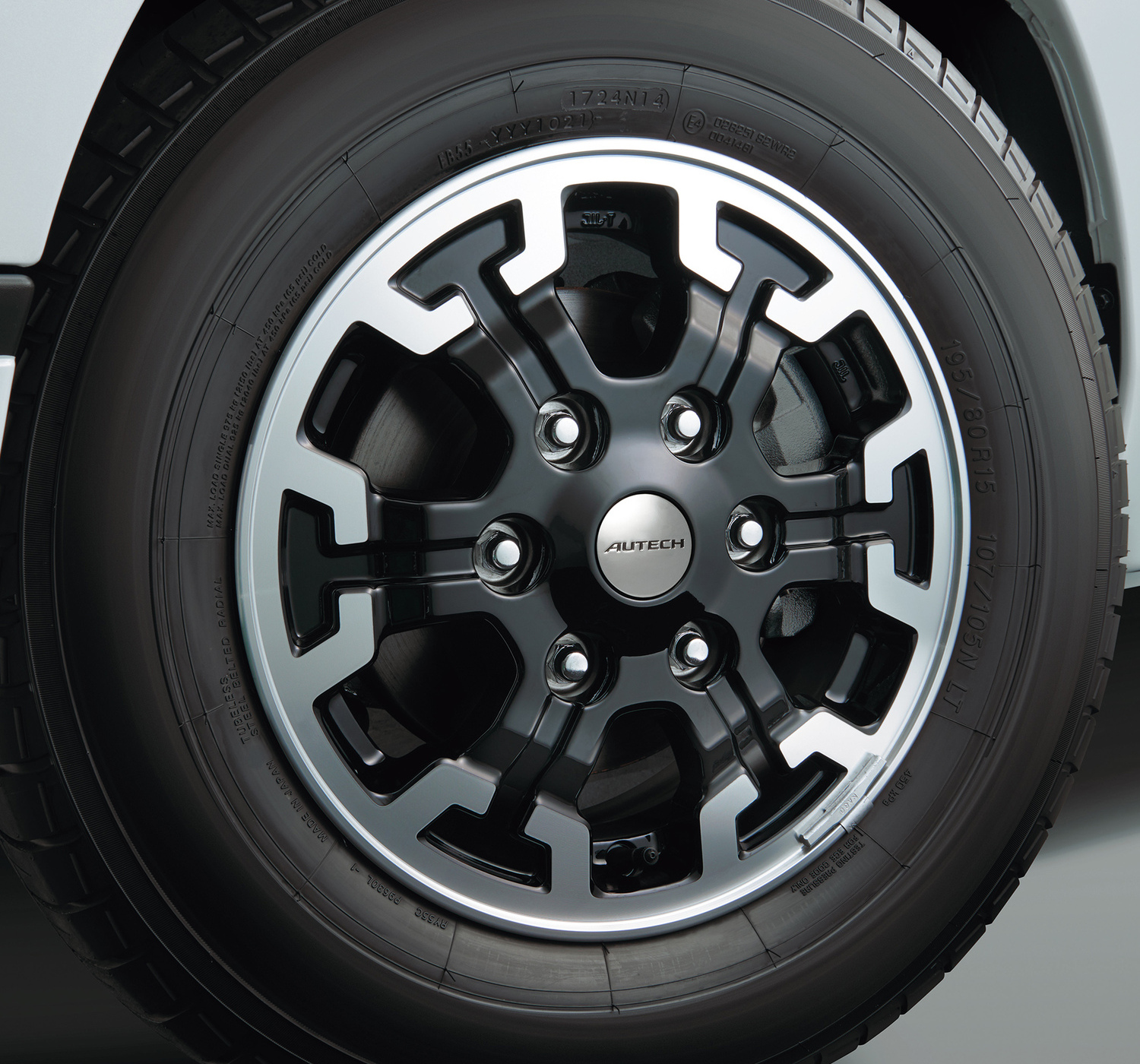 防水シート＆専用ホイールを追加！　　日産キャラバンに仕事も遊びもこなす「オーテックライン」追加 〜 画像3