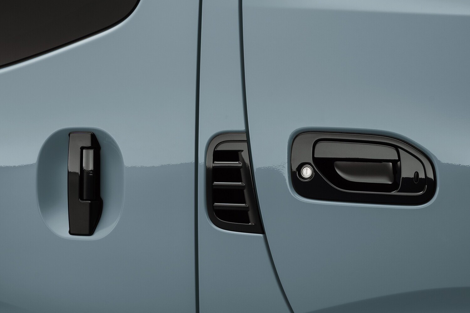 防水シート＆専用ホイールを追加！　　日産キャラバンに仕事も遊びもこなす「オーテックライン」追加 〜 画像10