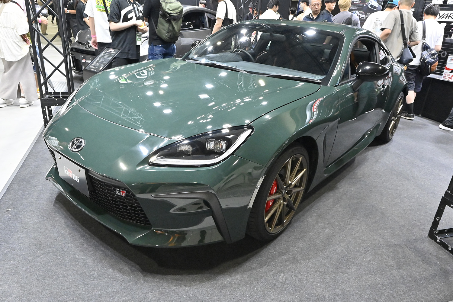トヨタGR86 リッジグリーンリミテッドのフロントスタイリング