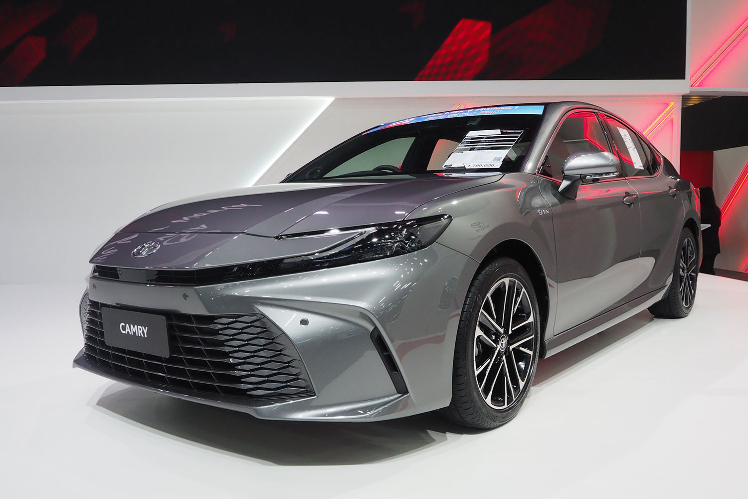 新型カムリのフロントスタイリング
