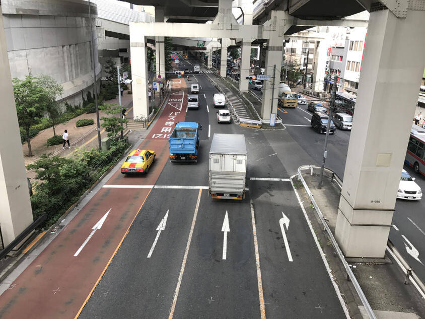 あれ、ここ右折レーンじゃん！　右折レーンからやっぱりやめて直進……は違反？