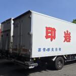 【画像】「便急特ールガンカ」「ンレチエ化酸」トラックの右側面に書かれた「逆配列の文字」！　わざわざ読みにくく書かれる「納得の理由」 〜 画像2