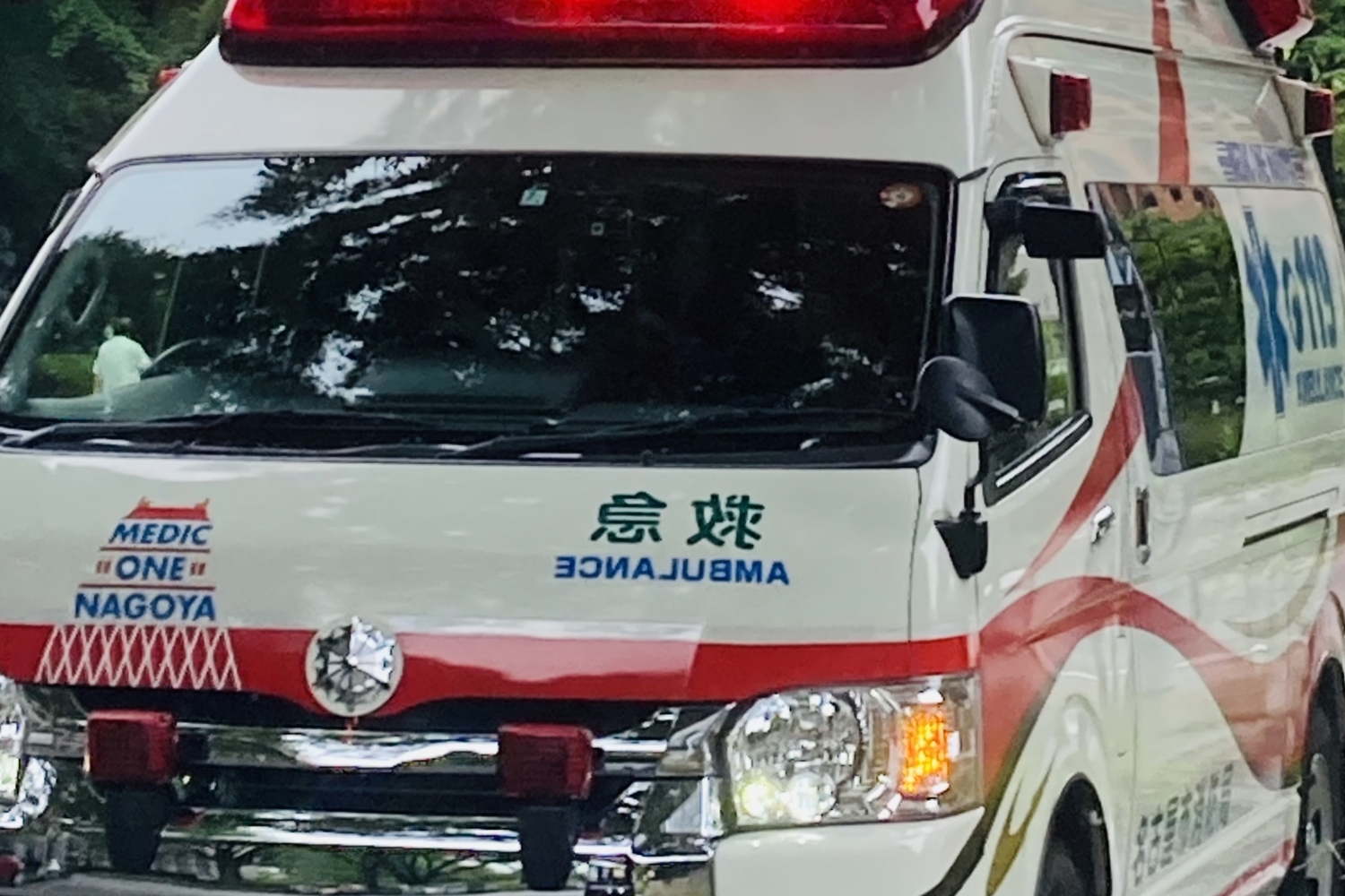 救急車のフロントに書かれた鏡文字