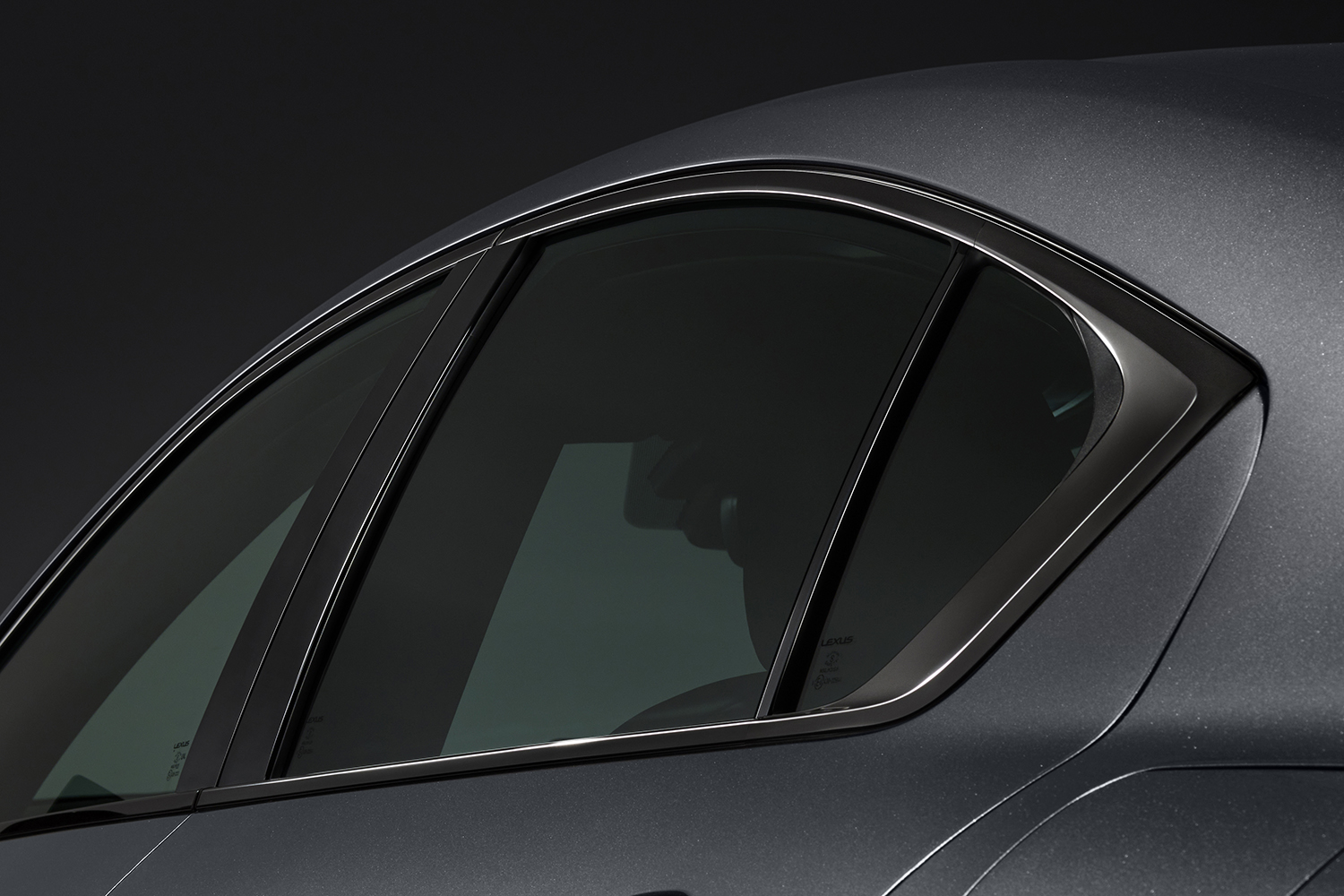 レクサスIS350特別仕様車「F SPORT Mode Black IV」の専用ウインドウモール