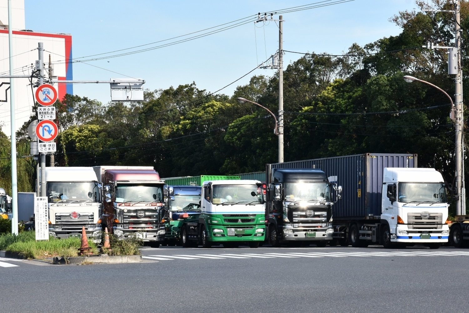 路上駐車をしているトラック