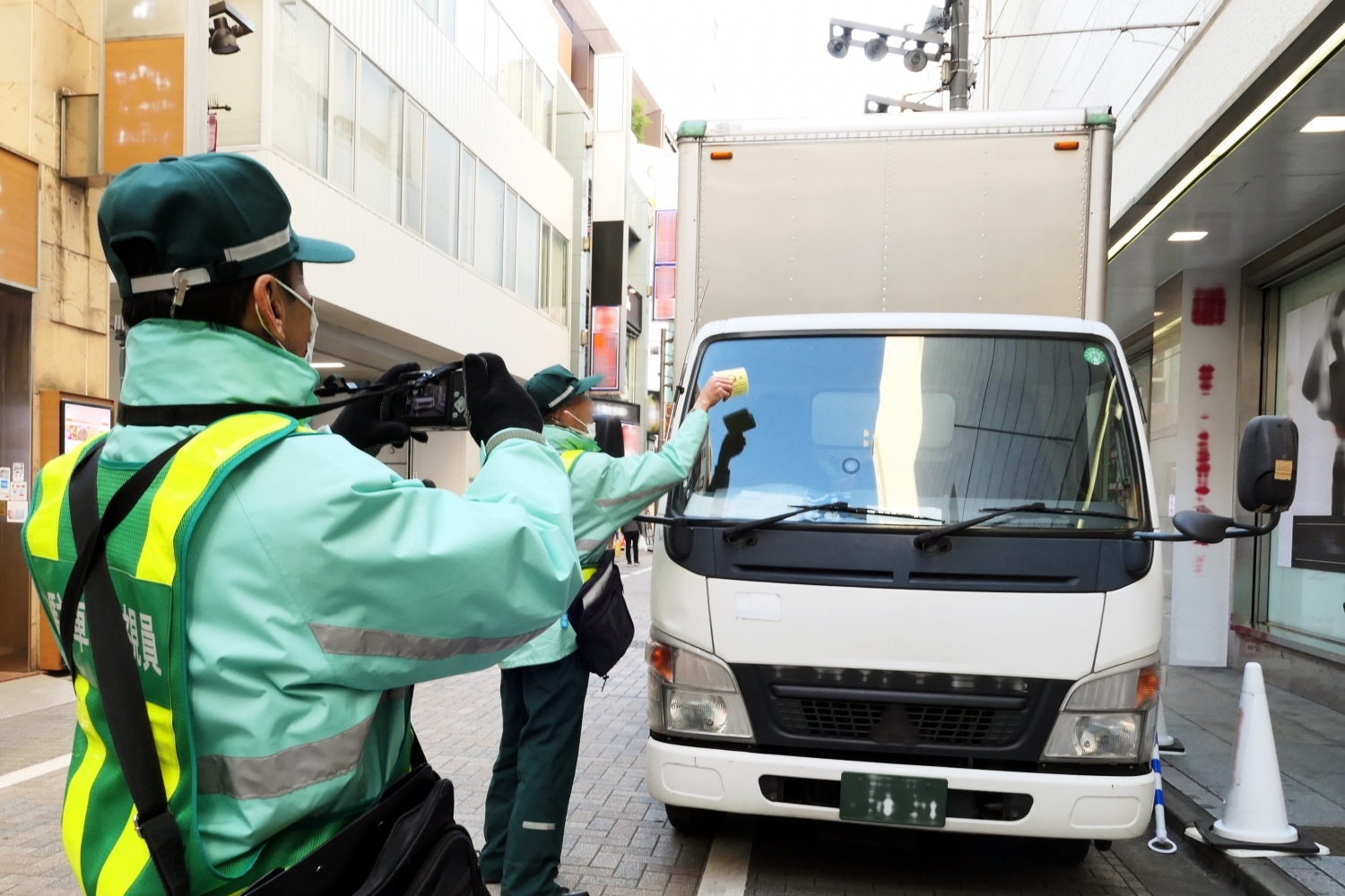 駐車禁止！　でも休憩は義務！　矛盾だらけのトラック路駐問題