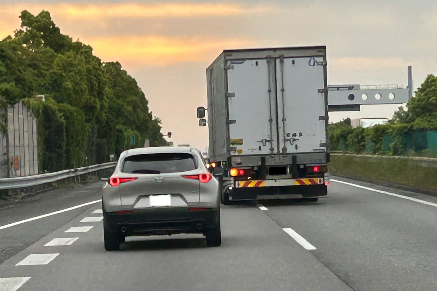 高速道路を走行するトラックと乗用車