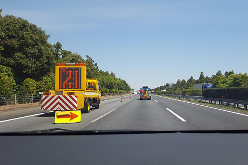 100km/hで走るクルマの横で作る規制帯は命がけの作業！　道路工事の車線規制はこうして作られる!!