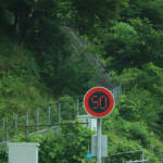 【画像】雨で普段100km/hの高速の制限速度が臨時で50km/hに！　これも速度オーバーすると捕まる？ 〜 画像2