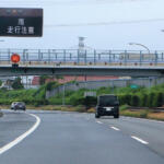 【画像】雨で普段100km/hの高速の制限速度が臨時で50km/hに！　これも速度オーバーすると捕まる？ 〜 画像1