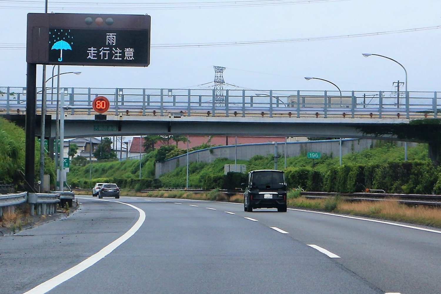 雨の高速道路のイメージ