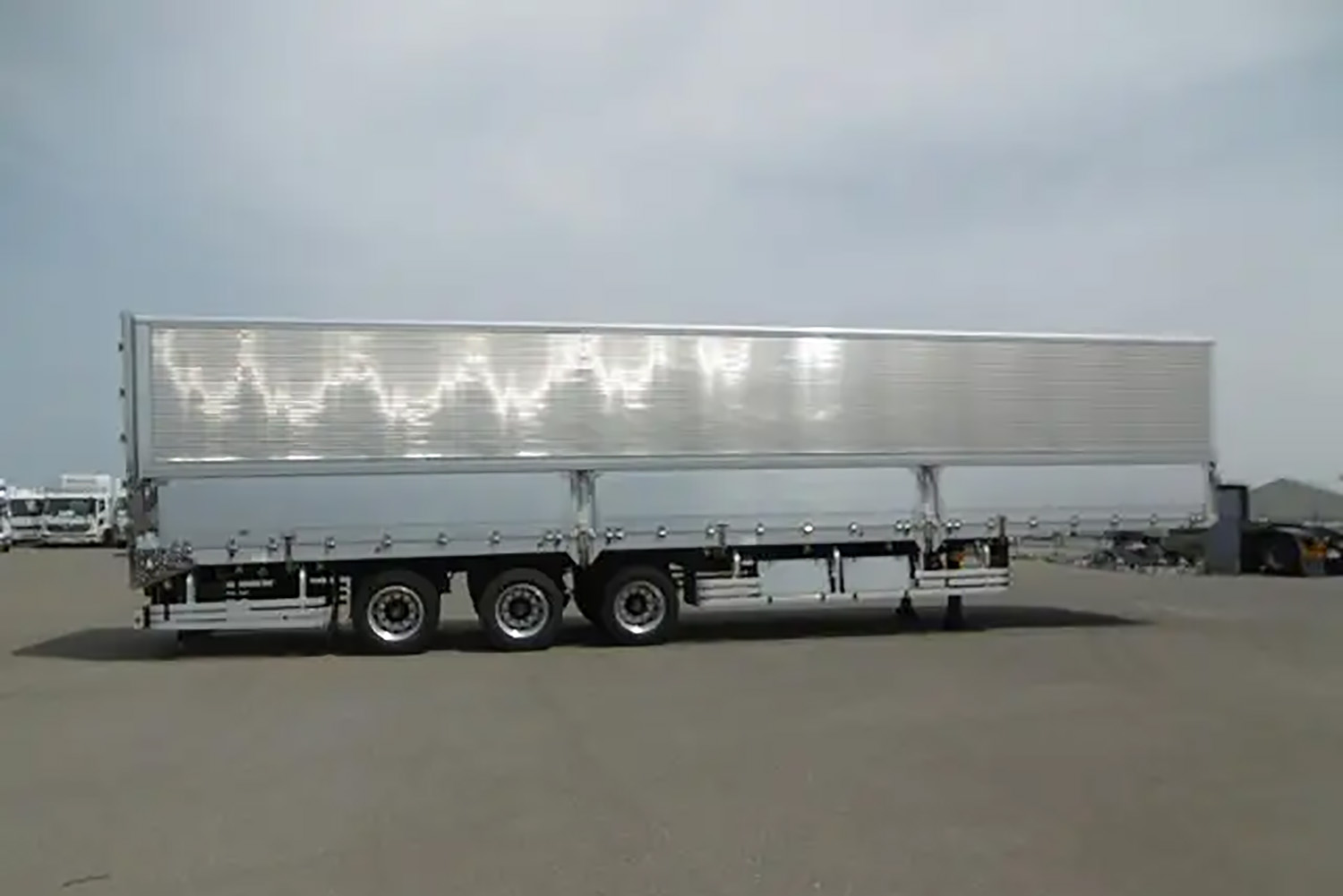 乗用車にはない中古トラックならではの項目について解説