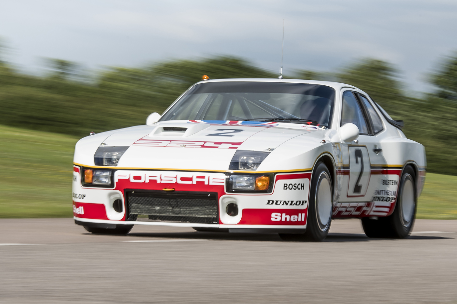 レストアされたポルシェ924GTのルマンカー