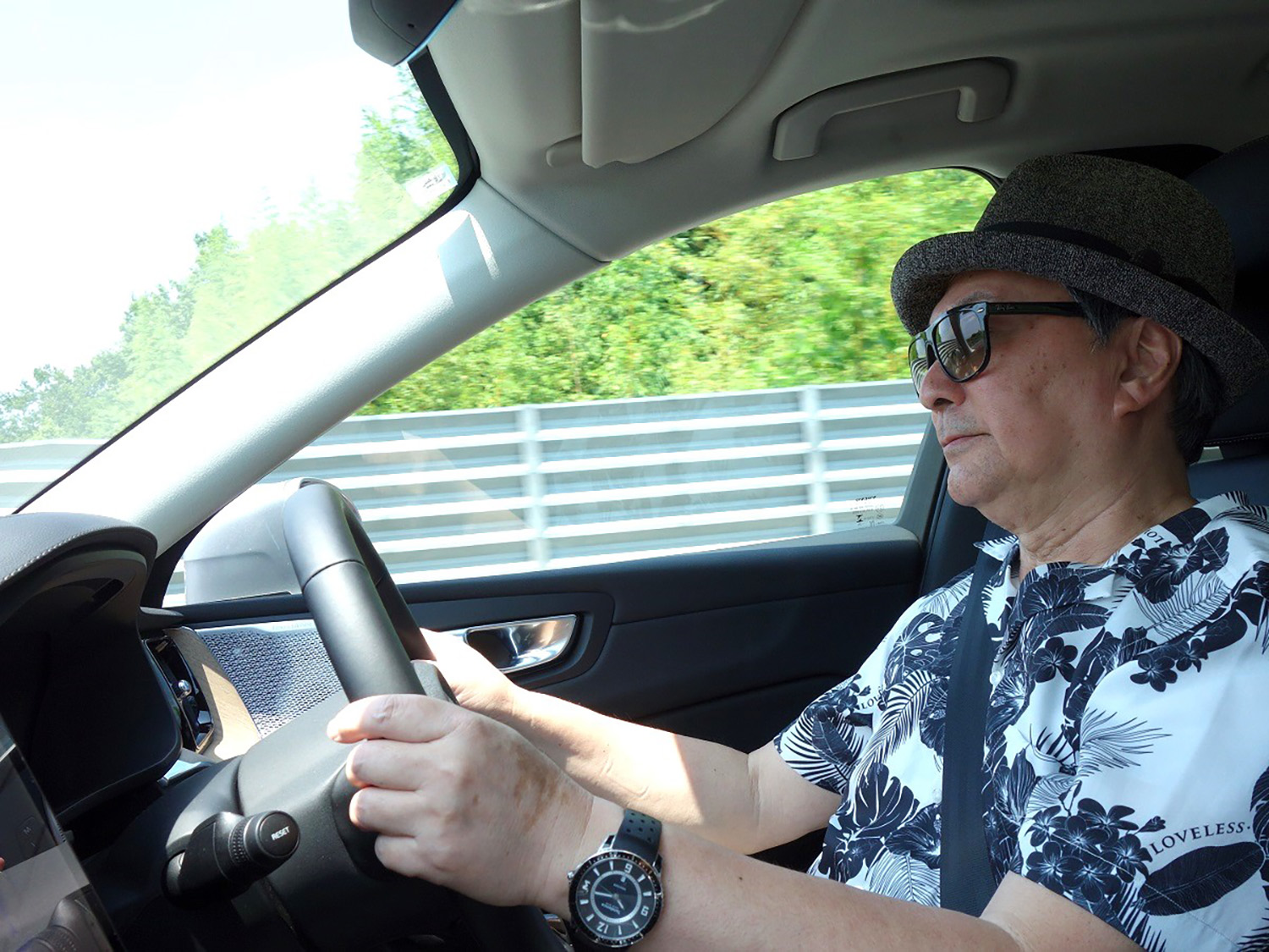 運転中の青山尚暉氏