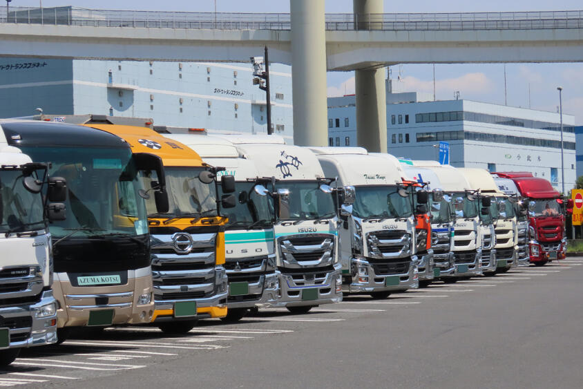 国の法改正でトラックドライバーの仕事環境は改善したのか？　2024年問題から１年経ったドライバーの「生の声」