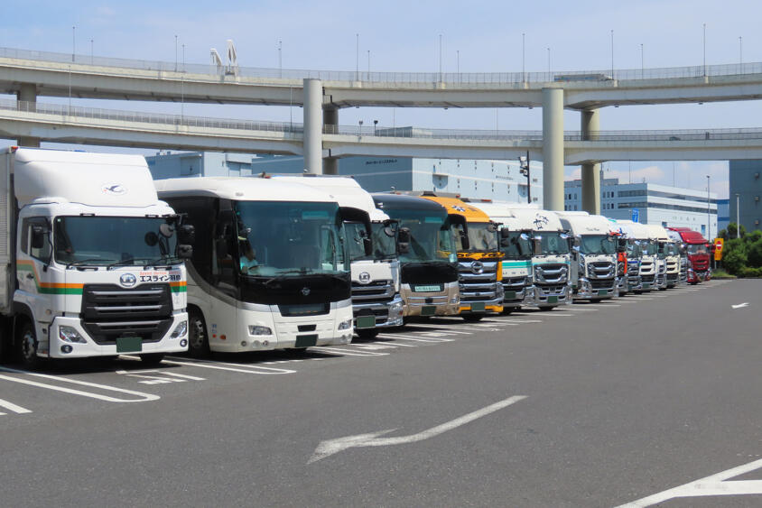 「残業代が減り収⼊が減少した」「拘束時間が延びた」「荷物の量が減った」！　2024年問題から１年経ったいま物流業界現場の生の声