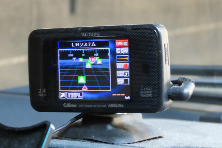 どっちもオービス逃れの装備だけど何が違う？　ナンバープレートカバーがダメでレーダー探知機が堂々と売られているワケ