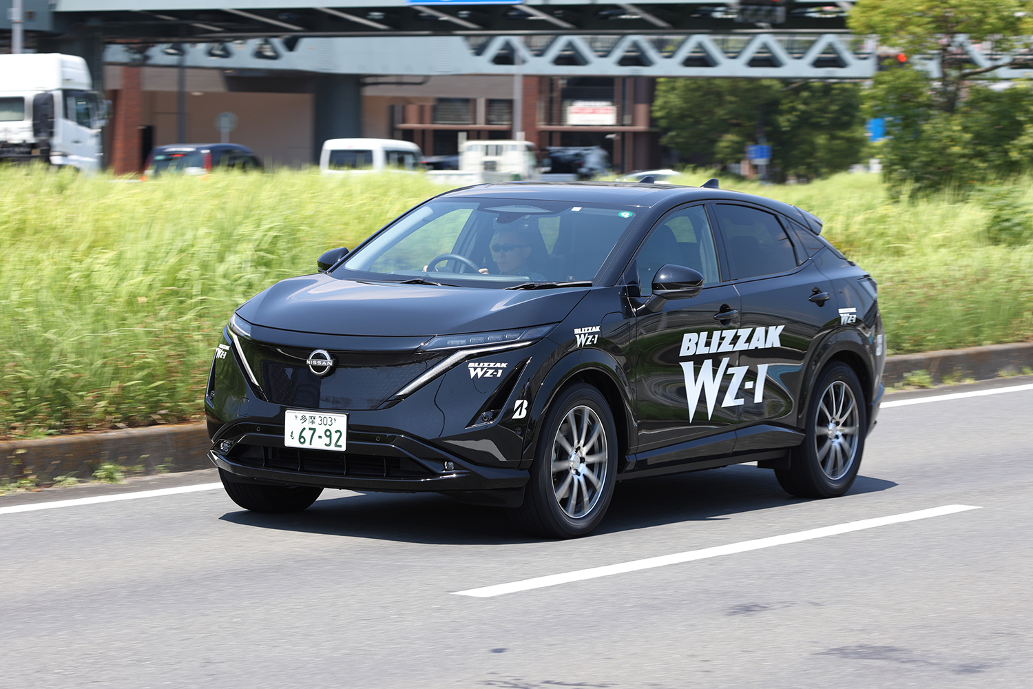 ブリヂストンの新作スタッドレスタイヤ、ブリザックWZ-1を装着した日産・アリア