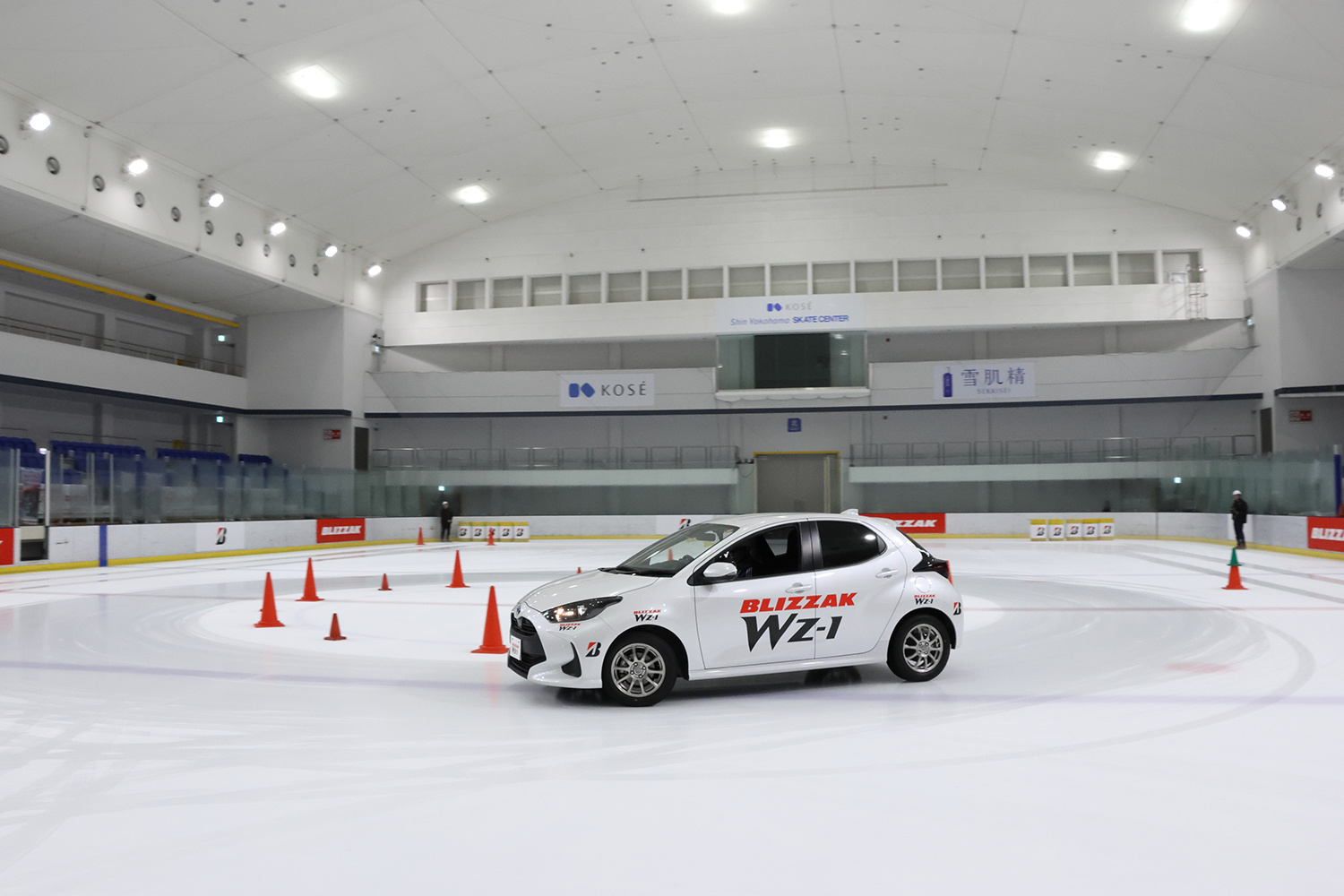 アイススケートリンクの氷上を試乗テストをするヤリス 〜 画像2
