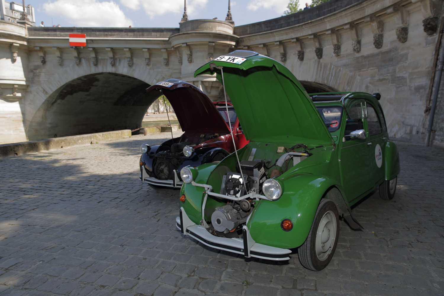 4 roues sous 1 parapluieで運用する2CV